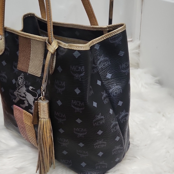 🔹️MCM 🔹️Black Princess Lion Tote Bag With Mcm Tassle Bag Charm - Picture 5 of 14